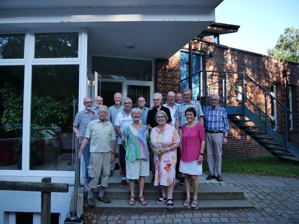 Die Mannschaft der Tafel bedankt sich und nimmt Abschied vom bisherigen Vorsitzenden Peter Kuczora 